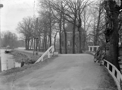 400257 Gezicht op het huis Weerestein (Zandpad 29) te Nieuwersluis, met op de voorgrond de brug over de Weersloot op de ...